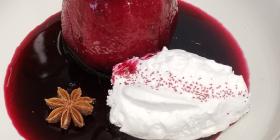 Poire pochée hibiscus & épices, crème fouettée végétale, réduction savoureuse