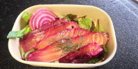 Gravlax de saumon, carpaccio de radis noir, vinaigrette sésame agrumes