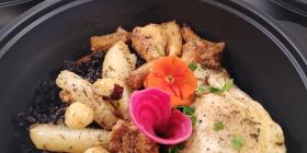 Suprêmes de pintade, polenta crémeuse, légumes confits, sauce champagne